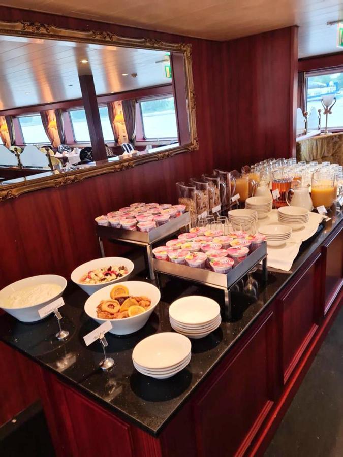 Botel Fairtours Hotelschiff Rembrandt Van Rijn Düsseldorf